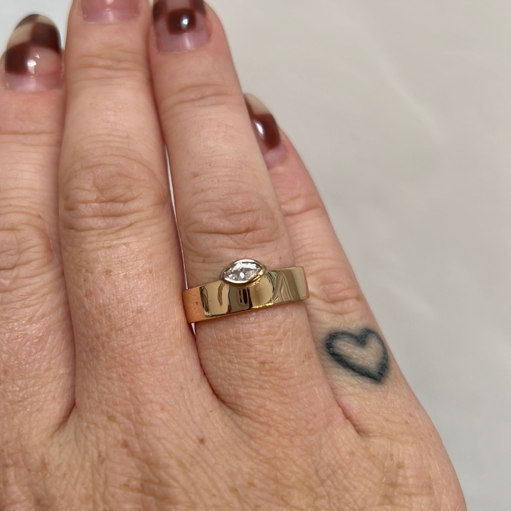 Lili claspe marquis ring